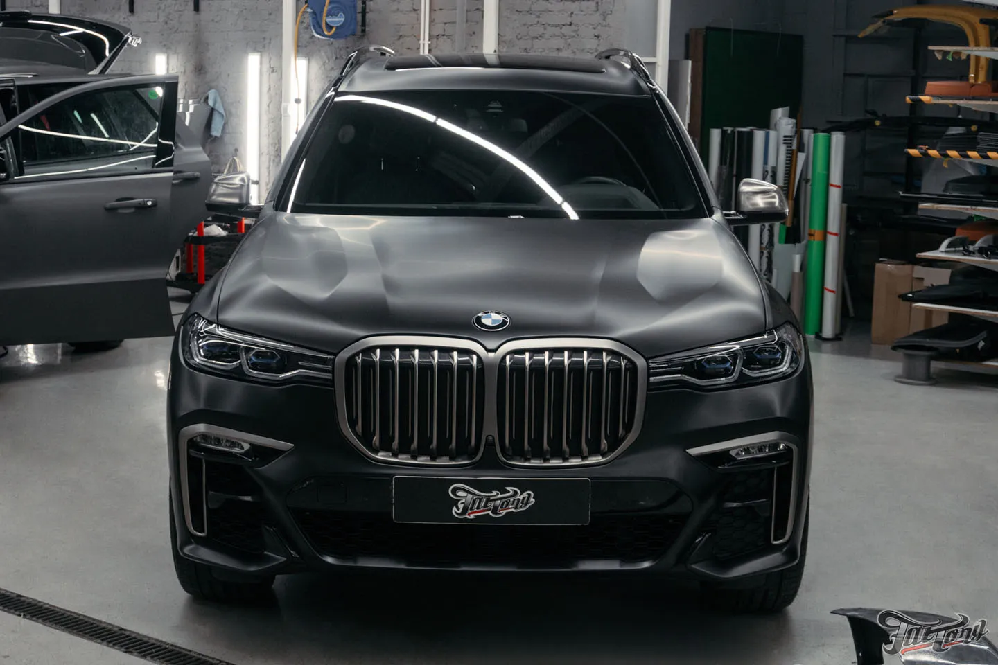 Оклеили BMW X7 матовым полиуретаном, защитили глянец в салоне и выполнили химчистку задних сидений